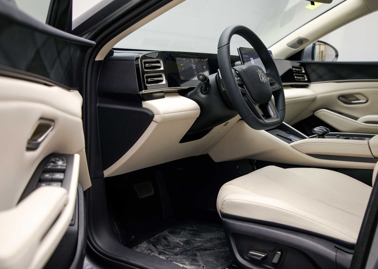 BYD Qin L DM-i ID Superior PHEV 1.5L - White Inside Beige | Export Only