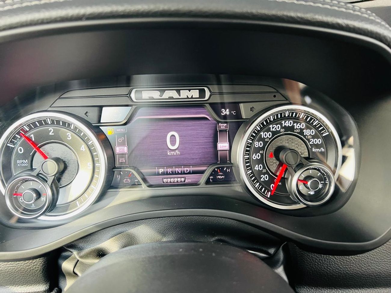 RAM 1500 Laramie Crew Cab 5.7L Dodge RAM Laramie - 2022 - Grey