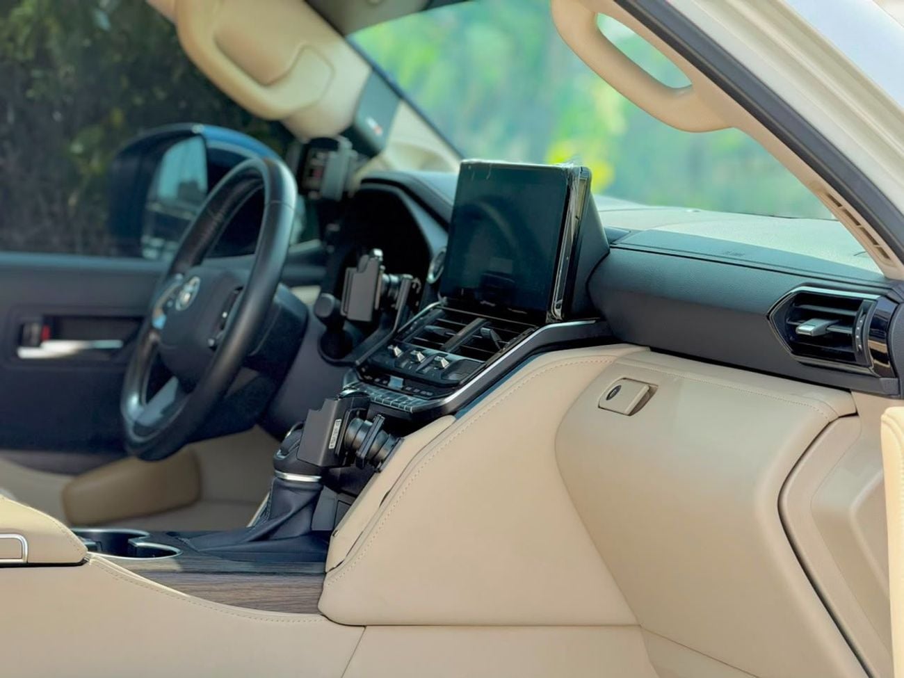 Toyota Land Cruiser TOYOTA LAND CRUISER VXR TWIN TURBO 3.5L GCC SPECS UNDER WARRANTY AND FULL-SERVICE HISTORY