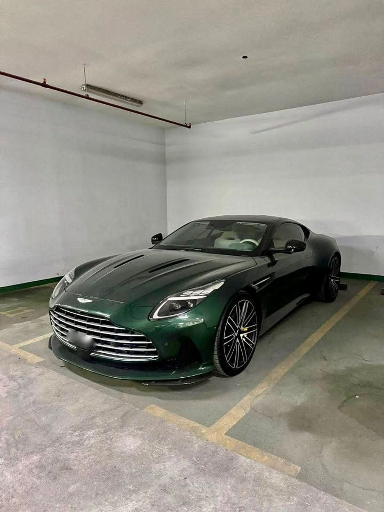 Aston Martin DB12