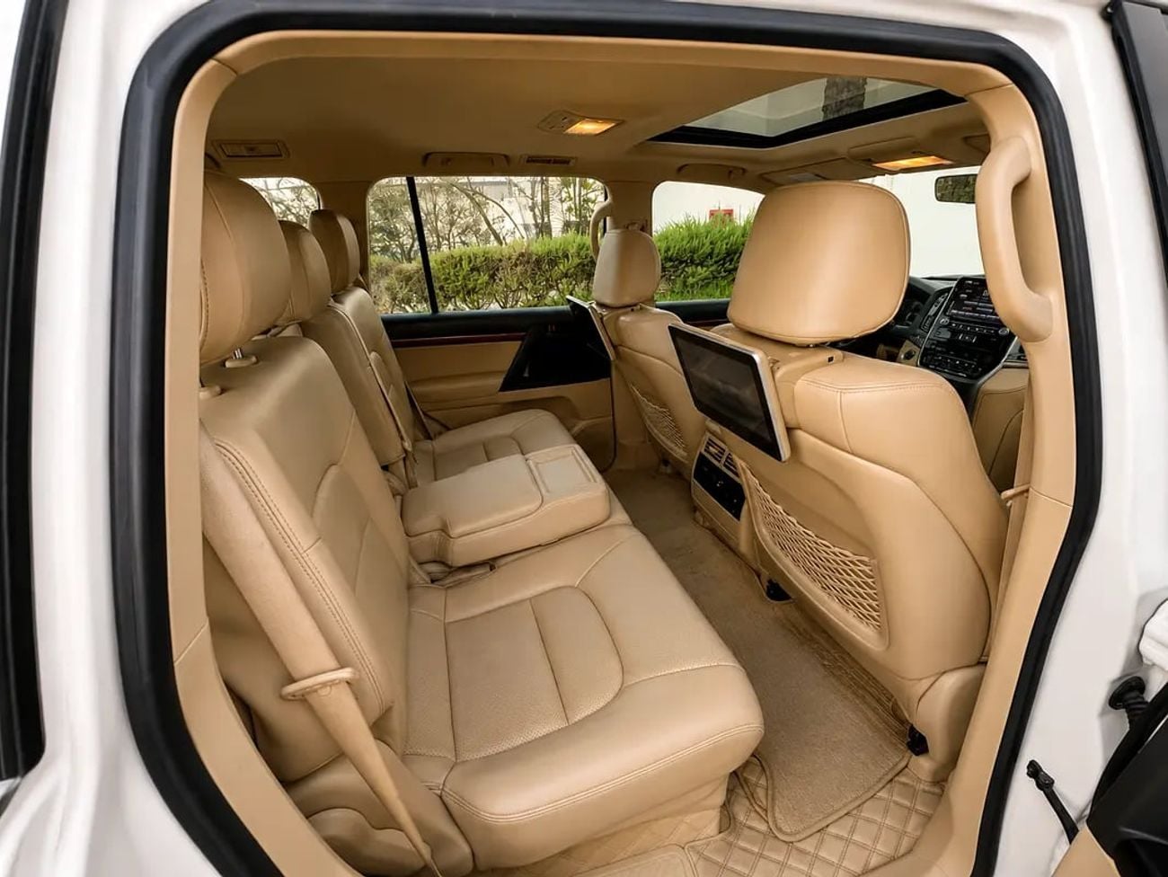 Toyota Land Cruiser GXR 3,360 P.M | | LANDCRUISER | GXR | 4.0L V6 | | GCC | ORIGINAL PAINT
