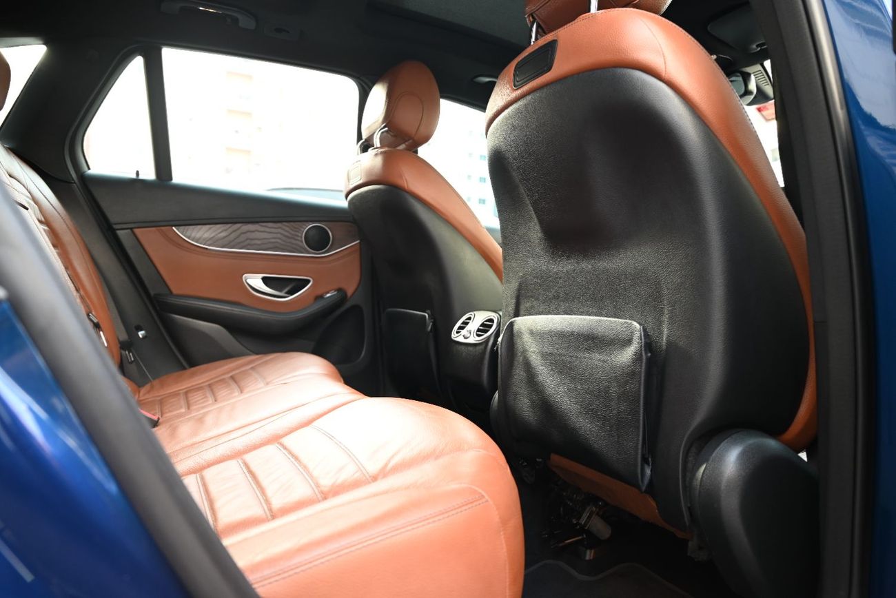 Mercedes-Benz GLC 300 4MATIC 2.0L EMI 1230 AED - GCC - MERCEDES GLC 300 4MATIC - ORIGINAL PAINT - WELL MAINTAINE