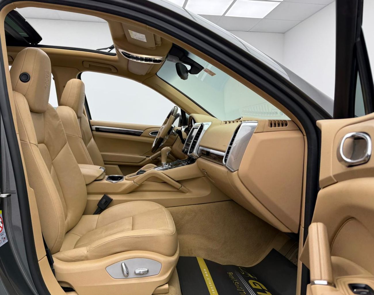 Porsche Cayenne Std 3.6L 2016 Porsche Cayenne ,Naboodah Warranty 07/2026+Full Service History ,GCC