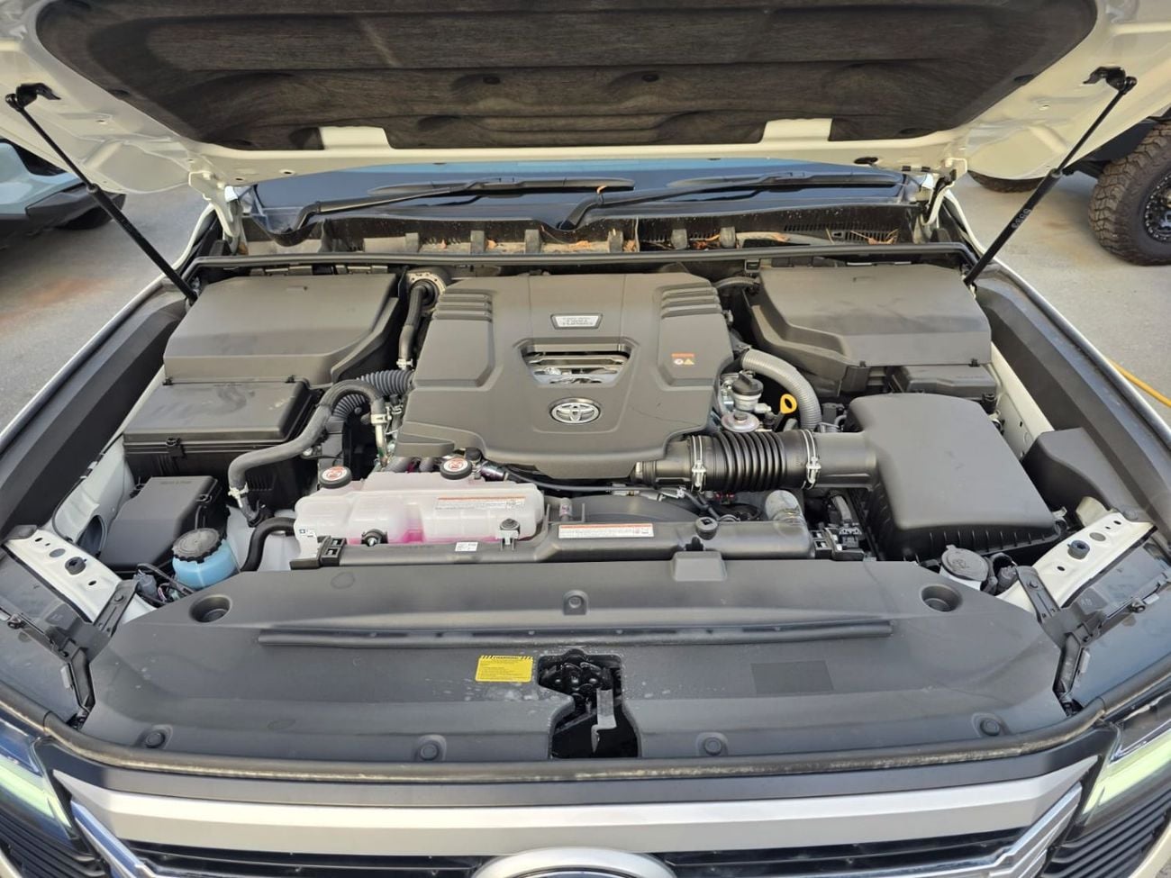 تويوتا لاند كروزر Brand New Toyota land cruiser LC300 ,SAHARA ,year 2025 ,Right Hand Drive ,Diesel 3.3L only For expor