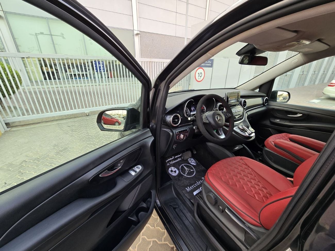 Mercedes Benz V 250 Avantgarde MERCEDES V-250 2016 GCC BODY KIT MAYBACH // PERFECT CONDITION