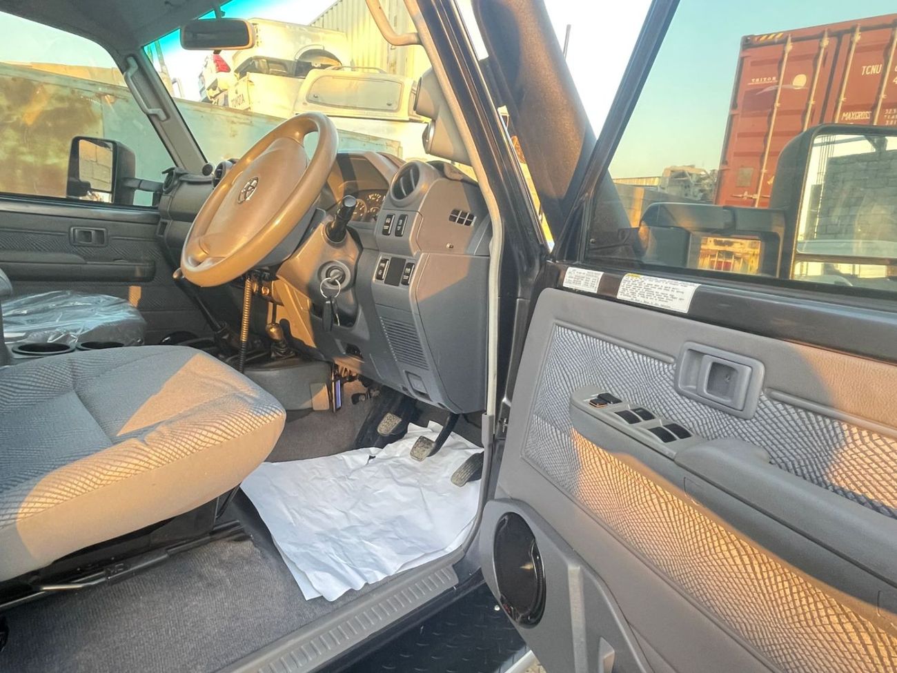 تويوتا لاند كروزر بيك آب RIGHT HAND DRIVE 4.5 1 VD ONLY FOR EXPORT