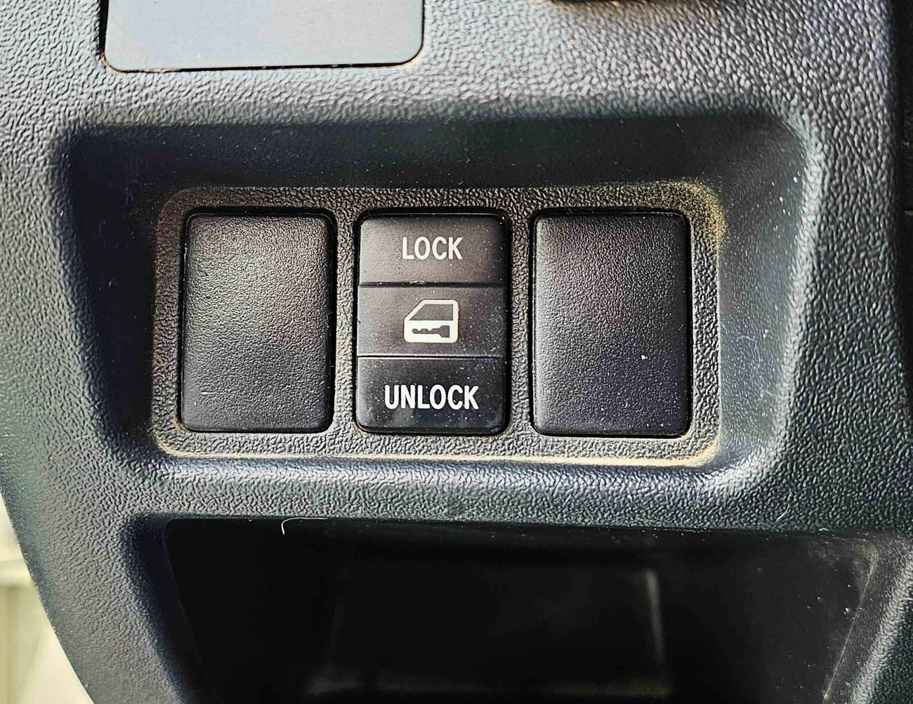 Toyota Hiace /2.7L STANDARD ROOF/ PASSENGER VAN/ PETROL MANUAL/ EXPORT ONLY/ LOT#27416