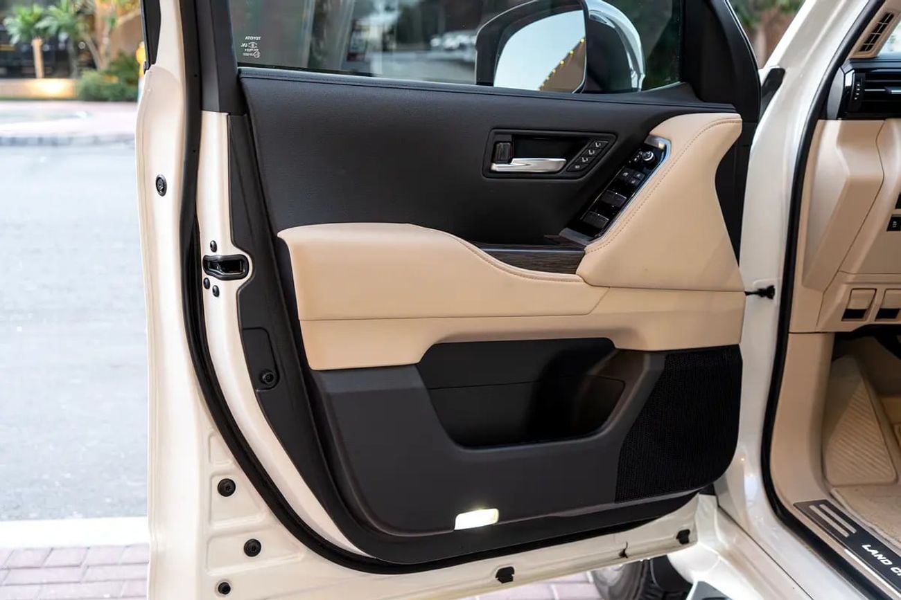 تويوتا لاند كروزر VXR 4.0L VXR | GCC Specs | Super Clean | Low Mileage