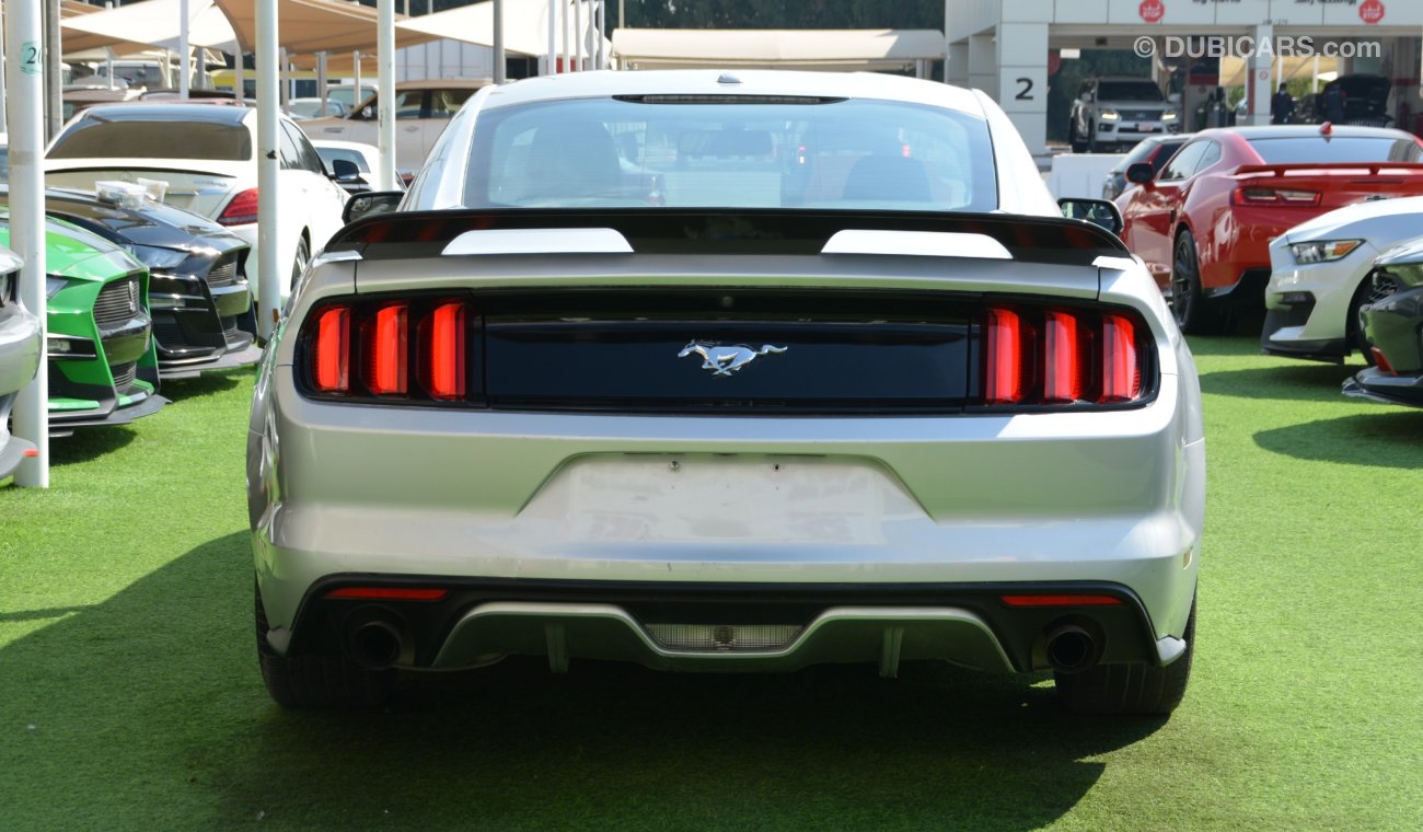 Ford Mustang Eco-Boost V4