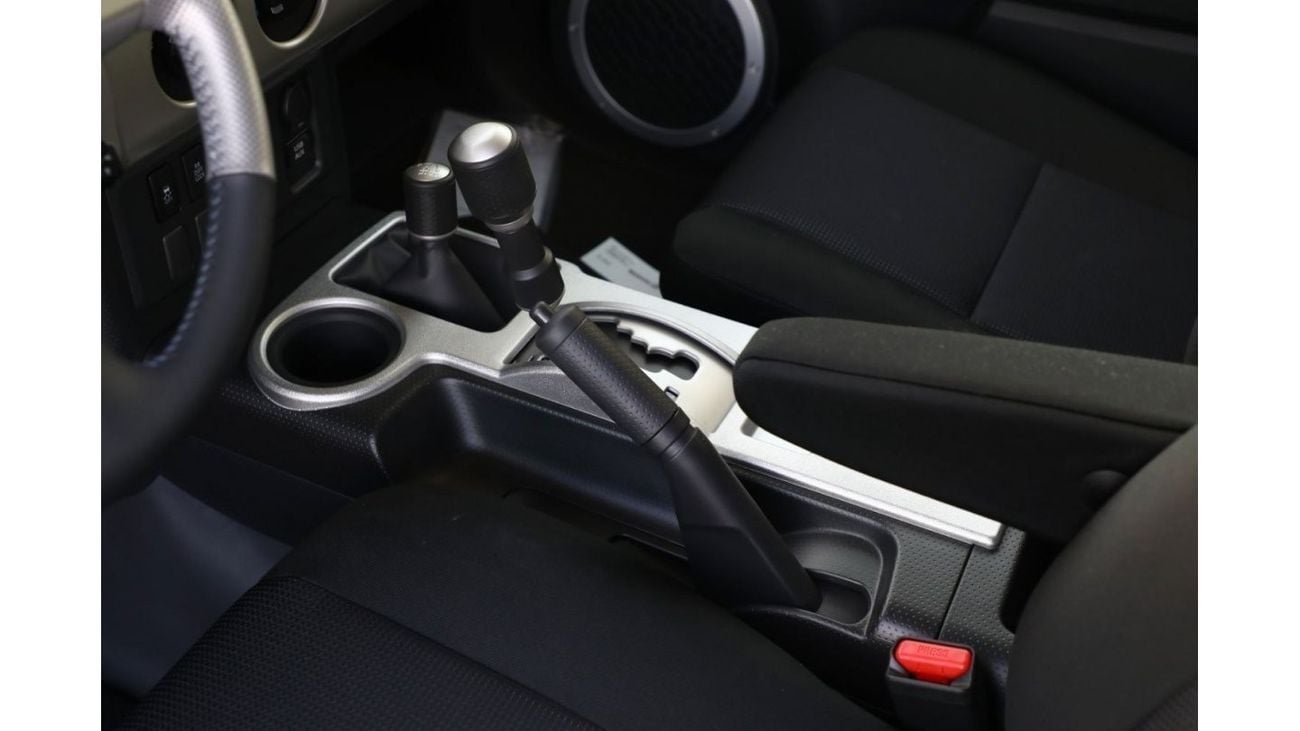 تويوتا إف جي كروزر تويوتا اف جي كروزر 4.0 جي بي ال 2023 - اسود ابيض من داخل اسود | تصدير فقط