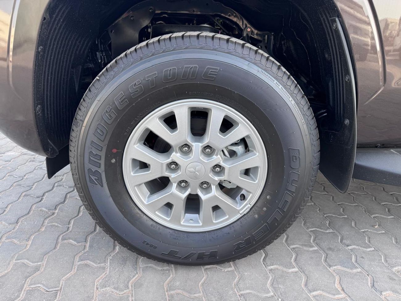 Mitsubishi L200 MITSUBISHI L200 Petrol Double Cabin 4WD 5MT 2.5L GLX_Basic Option_Bronze