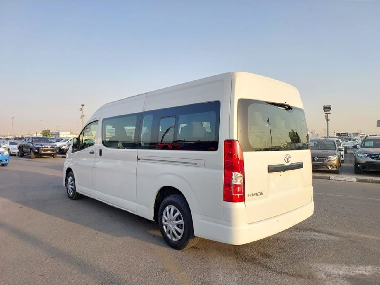 Toyota Hiace TOYOTA HIACE COMMUTER VAN RHD 2020 MODEL 2.8 L DIESEL AUTOMATIC(PM05350)