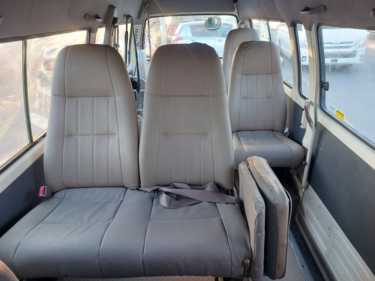 Toyota Hiace TOYOTA HIACE COMMUTER VAN RHD 2001 MODEL 2.4 L PETROL AUTOMATIC(PM06526)