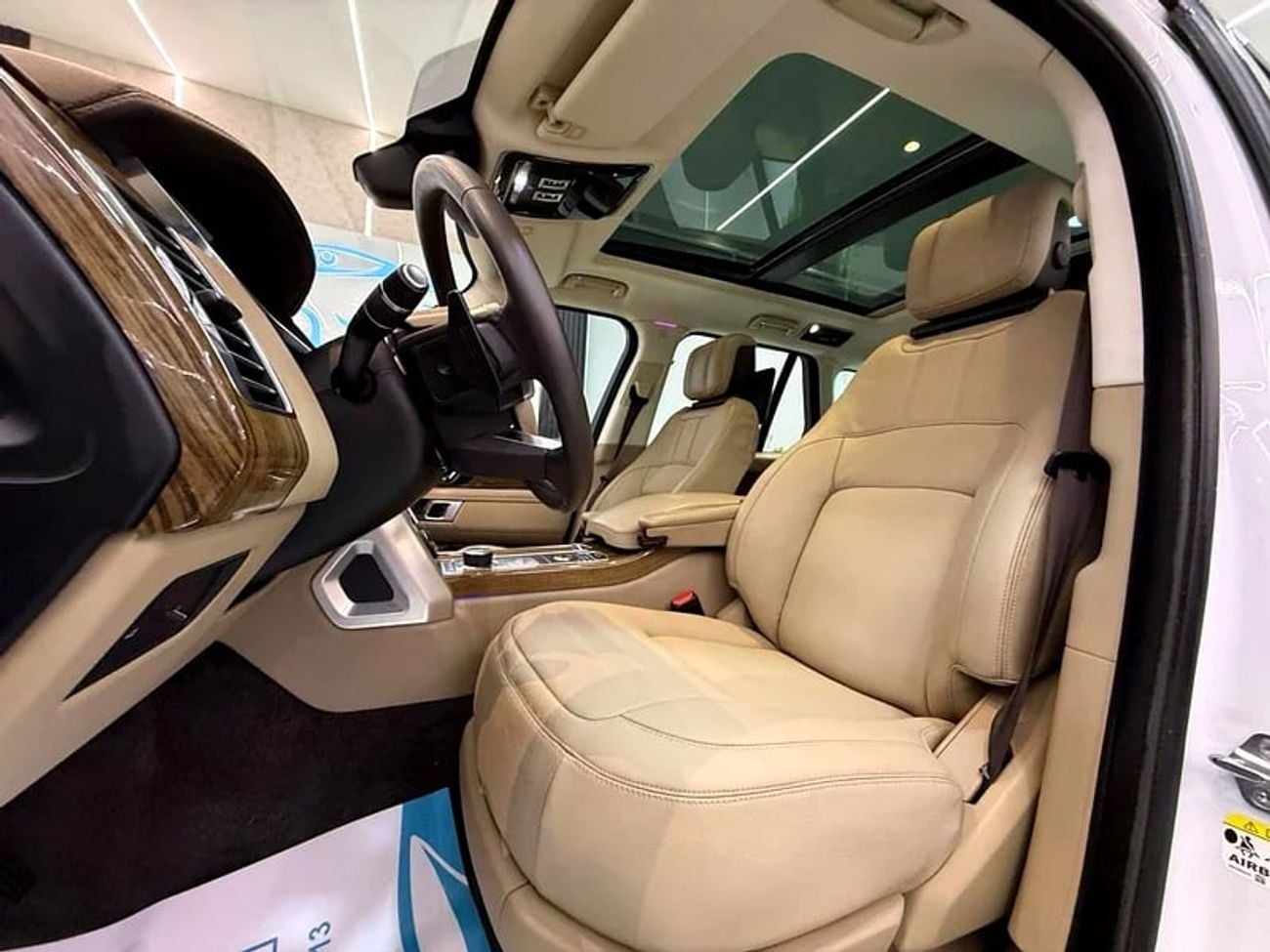 Land Rover Range Rover AUTOBIOGRAPHY KIT RR VOGUE SUPERCHARGED || GCC || FULLY LOADED || SCREENS
