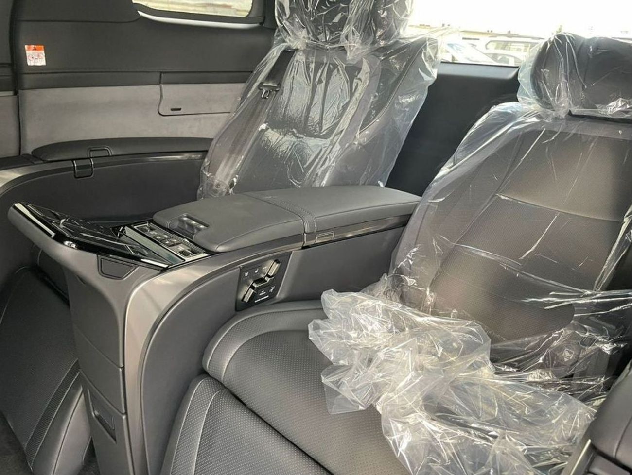 لكزس LM 350h 2.5L Hybrid 4 seater VIP 2024 YM (For export only)