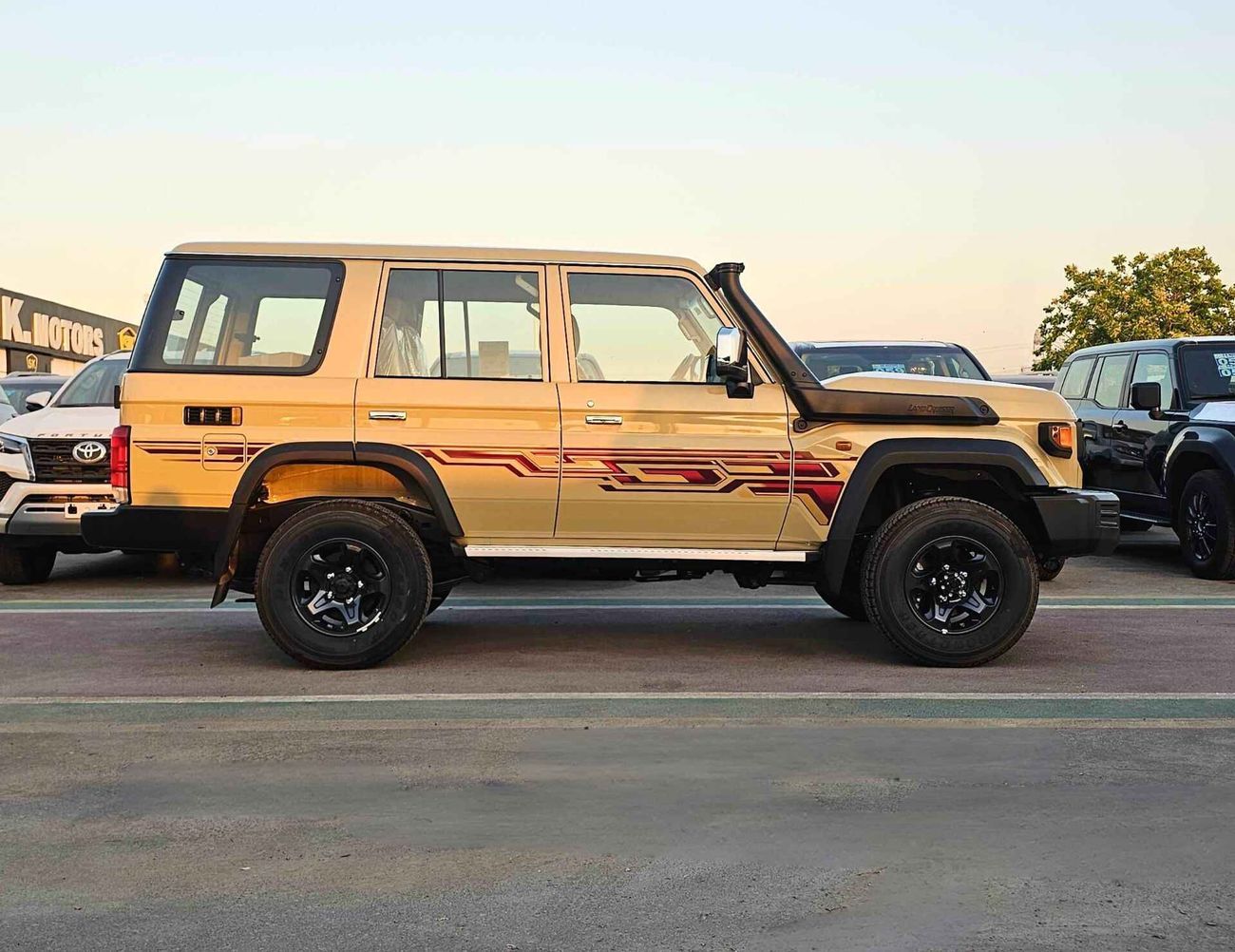 تويوتا لاند كروزر 70 LC76 / STD-HIGH OPTION / 4.0L PETROL V6 / M/T / WOOD / STEERING / WINCH SNORKEL (CODE # LC76)
