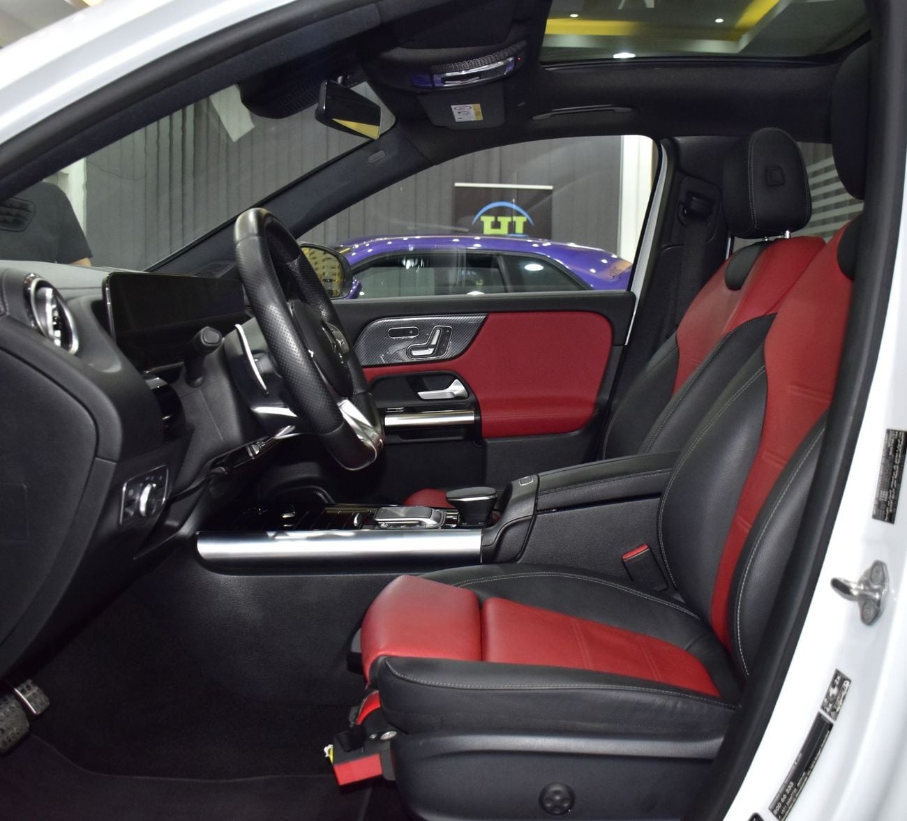 مرسيدس بنز GLA 35 AMG 4MATIC عرض ممتاز لسيارة مرسيدس بنز GLA35 AMG (موديل 2022) باللون الأبيض بمواصفات خليجية