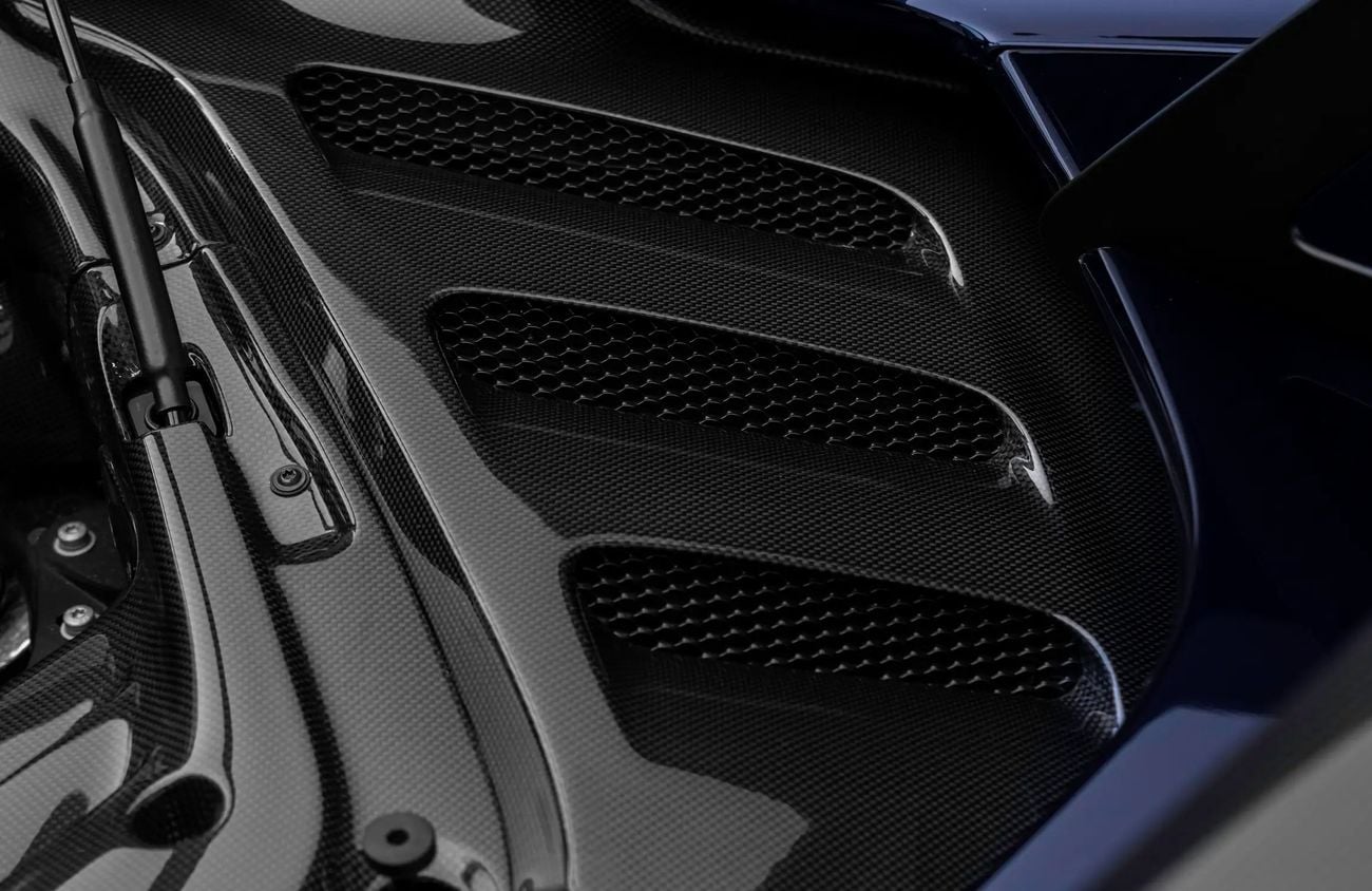 فيراري SF90 سبيدر 4.0L Twin-Turbocharged V8 + 3 Electric Motors