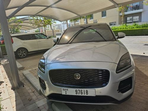 جاكوار E Pace فرصة لا تُعوض! جاكوار E-Pace R-Dynamic موديل 2022 | المالك الأول | 35,300 كم – بحالة الوكالة!