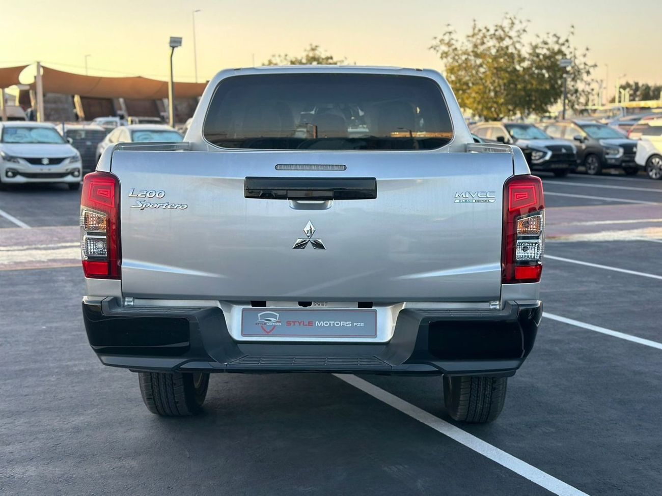 Mitsubishi L200 Mitsubishi L200 SPORTERO DIESEL - 2.4L - DOUBLE CABIN - 4X4 - A/T - POWER LOCKS AND POWER WINDOWS