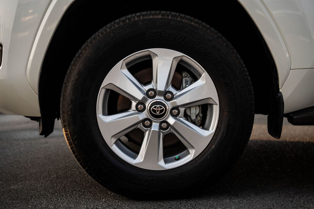 Toyota Land Cruiser EXR 4.0L V6 Agency Warranty Full Service History GCC