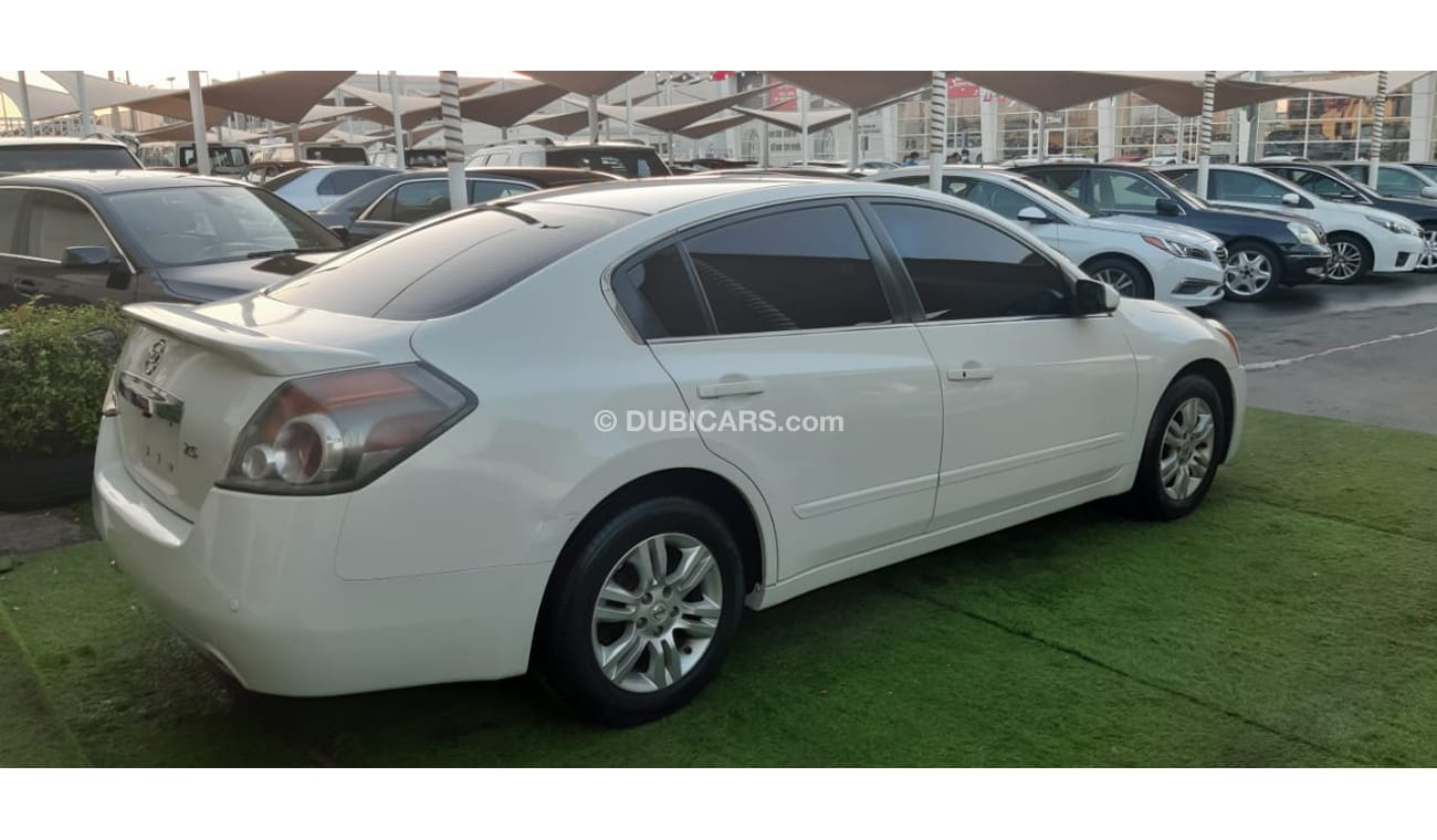 Nissan Altima Without accidents No.2, white color inside beige, fingerprint, cruise control, rear wing control, se
