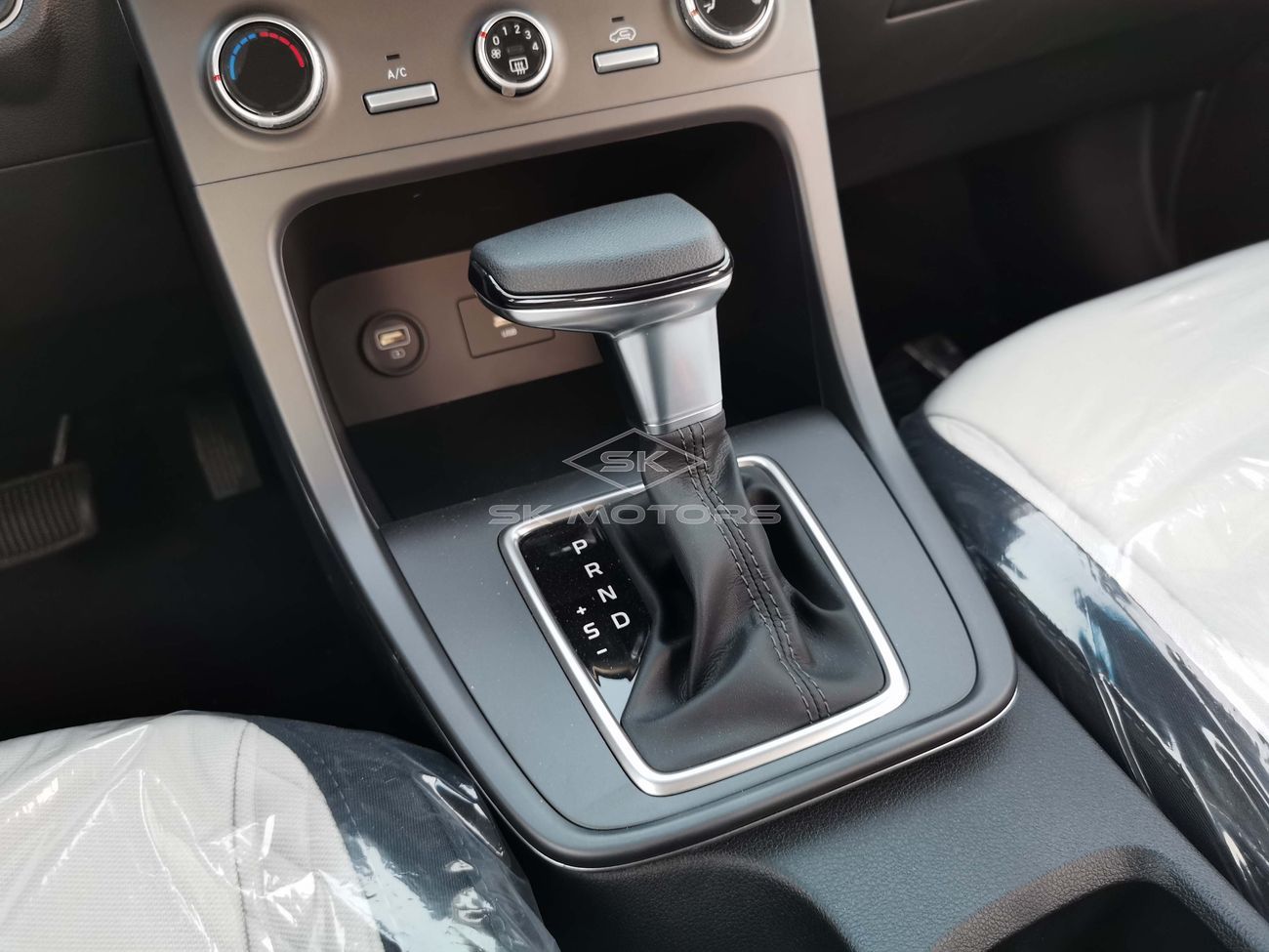 Hyundai Creta 1.5L, 16" Rims, DRL LED Headlights, Rear Parking Sensor, Rear A/C, Fabric Seats (CODE # HC07)