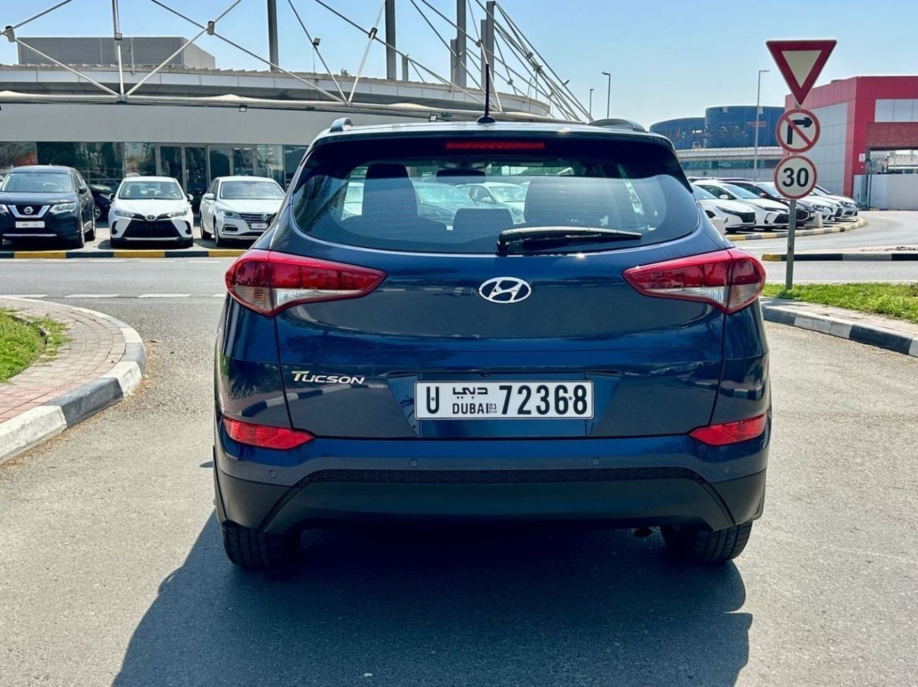 Hyundai Tucson GL Plus 2.0L GCC FULL AGENCY SERVICE WITH PANOROMIC ROOF, REAR CAMERA, AUTO FOLD SIDE MIRRORS