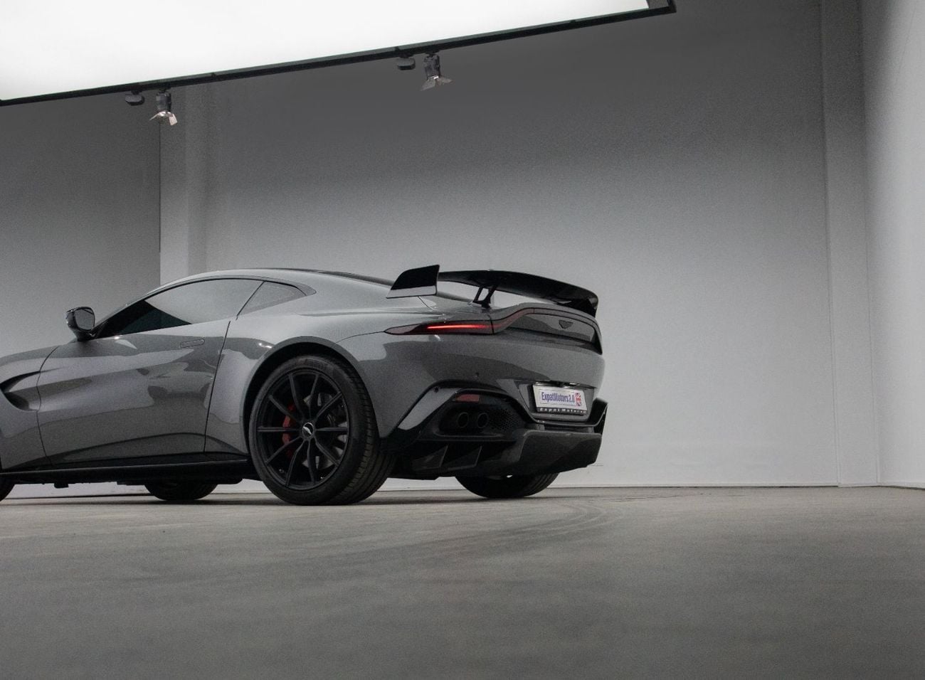 Aston Martin Vantage Standard V8