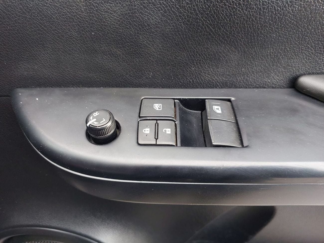 Toyota Hilux TOYOTA HILUX PICKUP RHD 2018 MODEL 2.8 L DIESEL AUTOMATIC(PM63198)