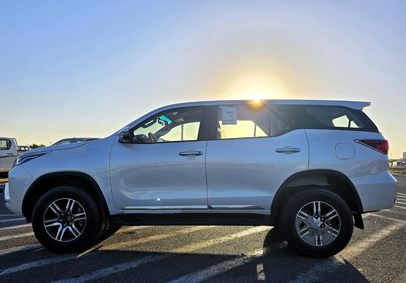 Toyota Fortuner Toyota Fortuner 2.7l Petrol A/T  RWD SUV Gcc 5Doors White Color 2026 Model