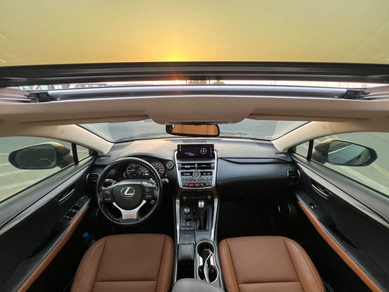 لكزس NX200t لكزس NX تيربو 2020 كاملة المواصفات، محرك 2.0 لتر V4، دفع رباعي، كاميرا خلفية وحساسات، فتحة سقف، مفتا