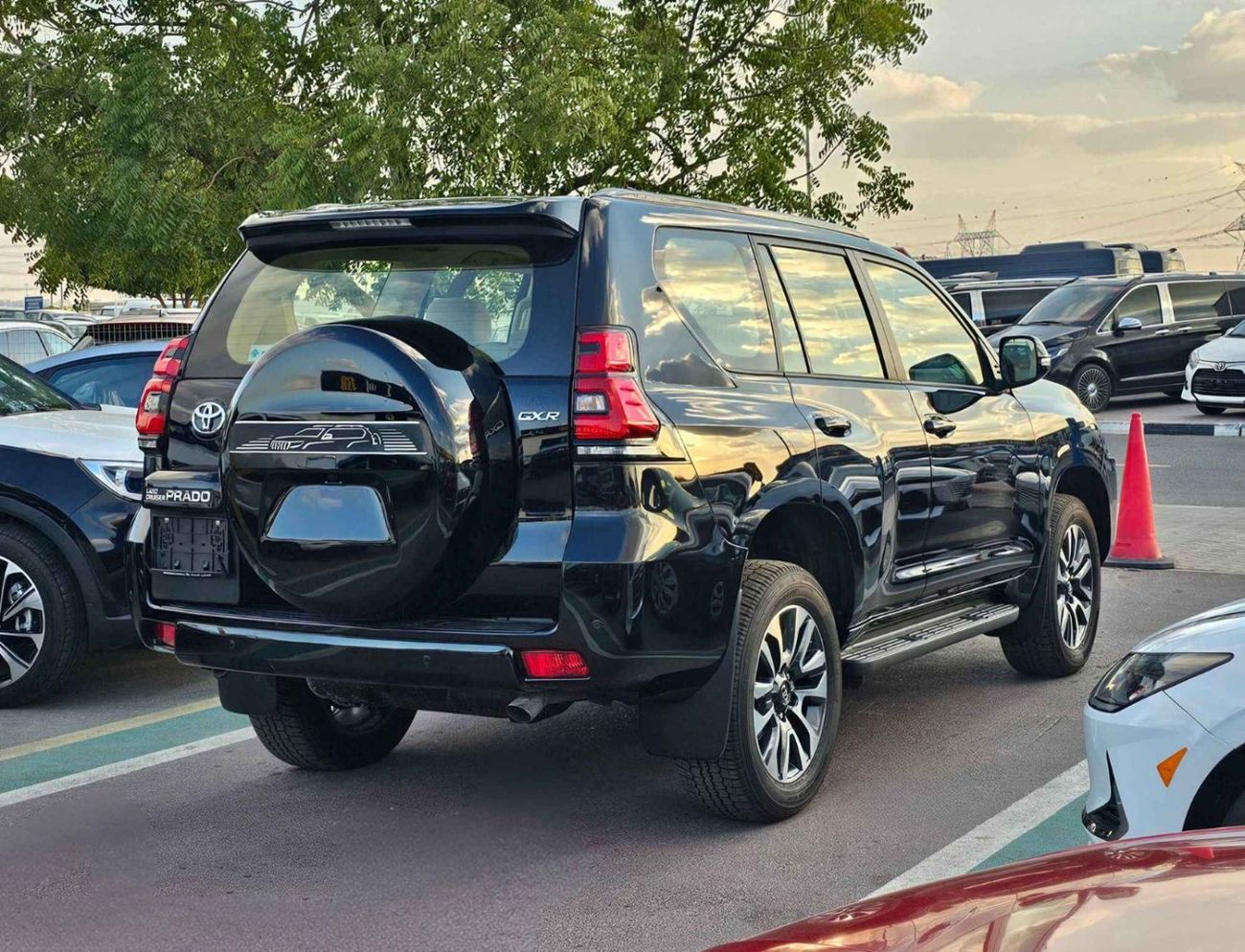 تويوتا برادو GXR / 4.0L PETROL V6 / SUNROOF / COOL BOX / DVD+CAMERA / FR & RR PARKING SENSOR (CODE # PSR40GXRU)