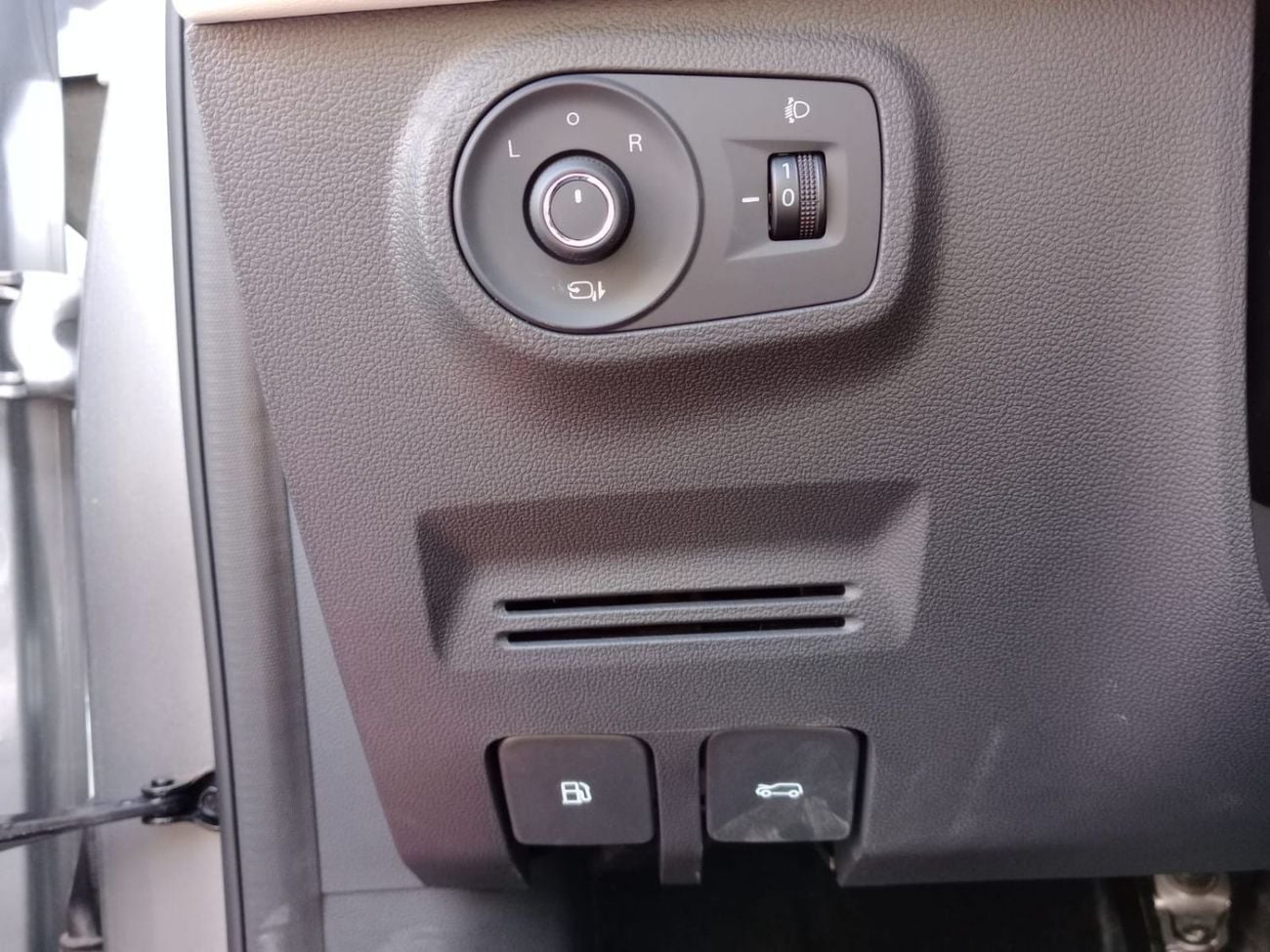 MG ZS Used MG ZS  luxury  1.5L Petrol SUV FWD silver  color 2023 Model