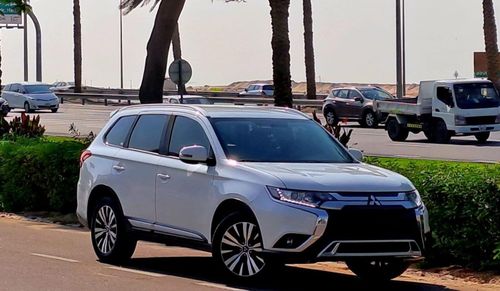 Mitsubishi Outlander GLX Basic 2.4L (7 Seater) 960-Monthly l GCC l Cruise, Camera, 4x4 l Accident Free