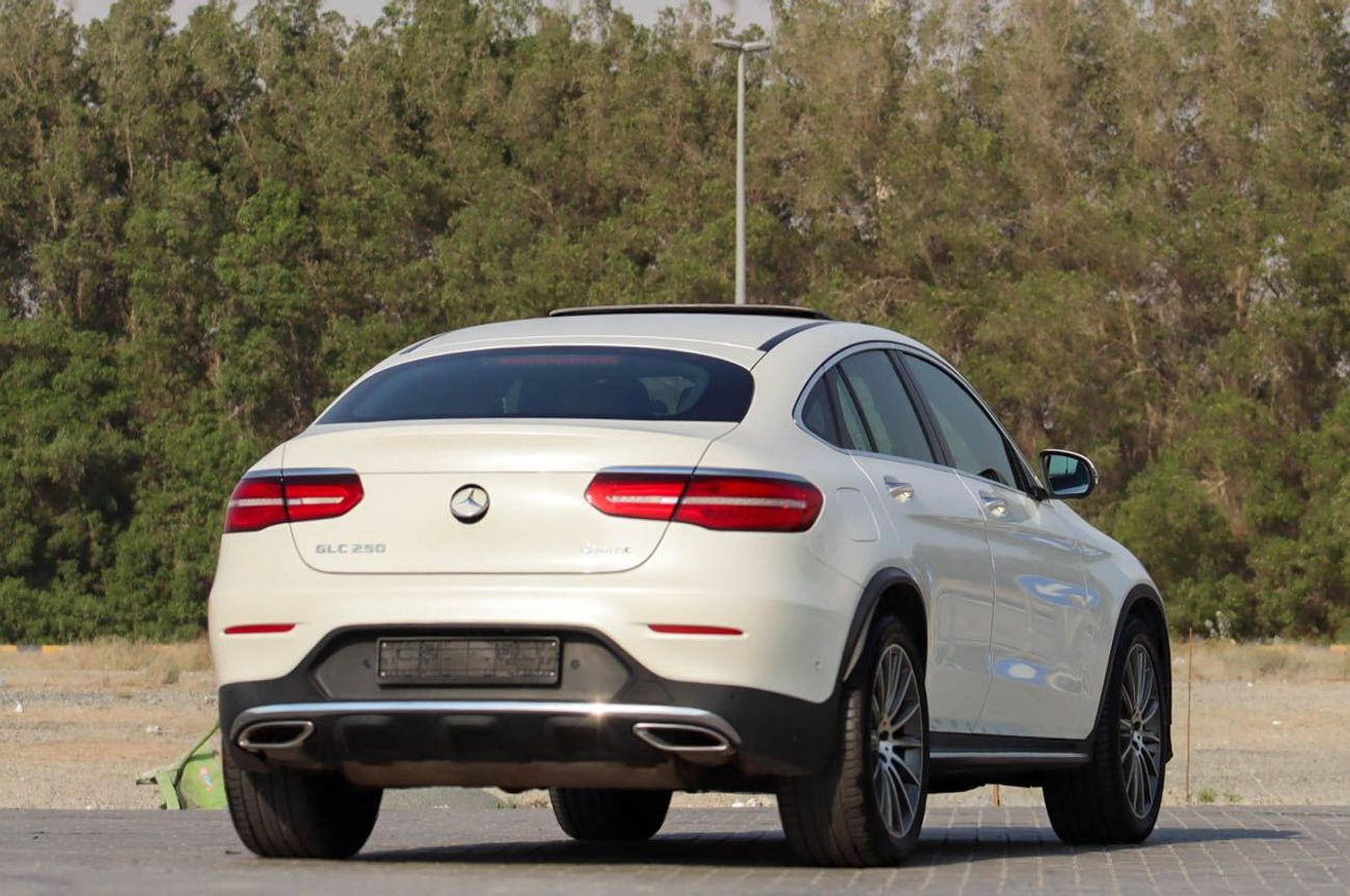 Mercedes-Benz GLC 250 4MATIC 2.0L Mercedes GLC 250, 2018 4MATIC, GCC original paint accident-free, in excellent condition