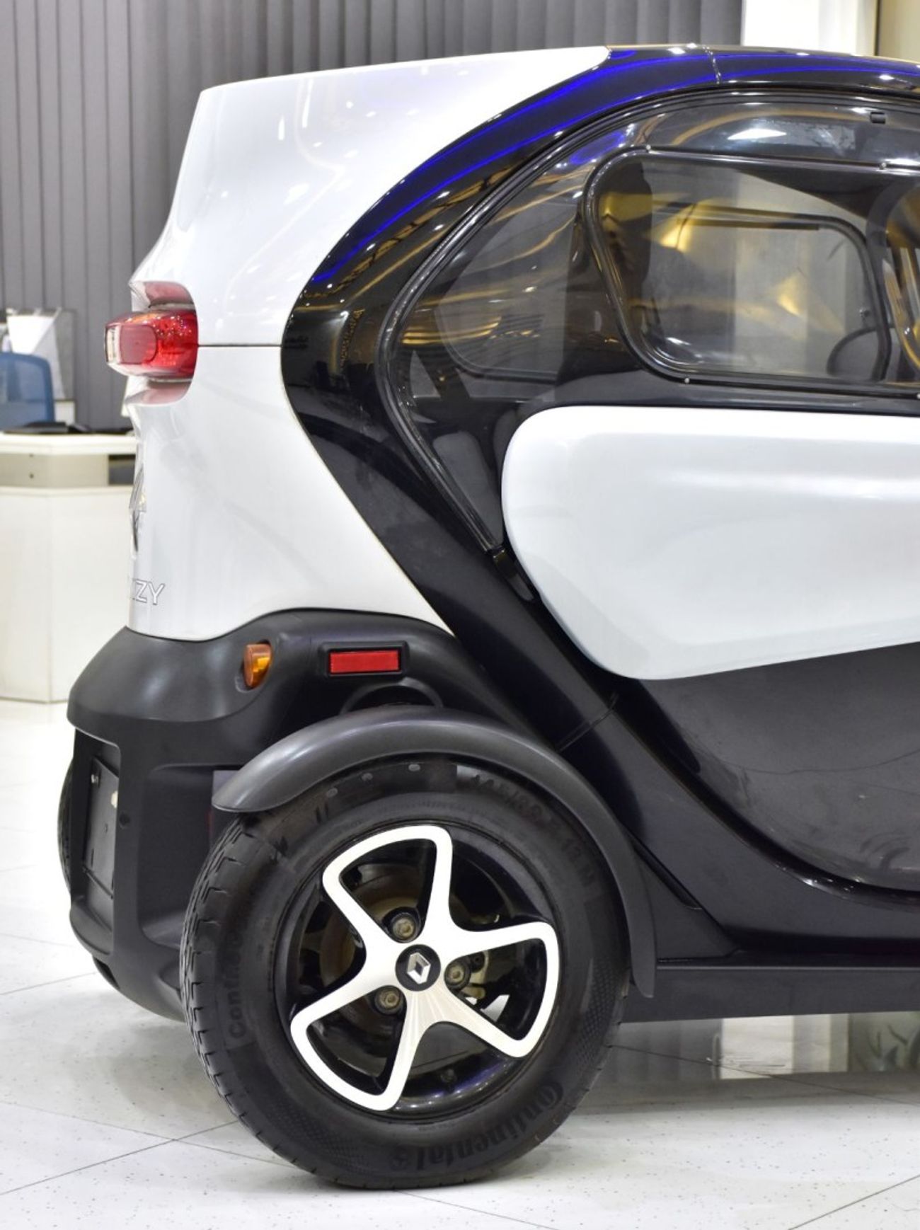 Renault Twizy EXCELLENT DEAL for our Renault Twizy ( 2019 Model ) in White / Black Color Korean Specs