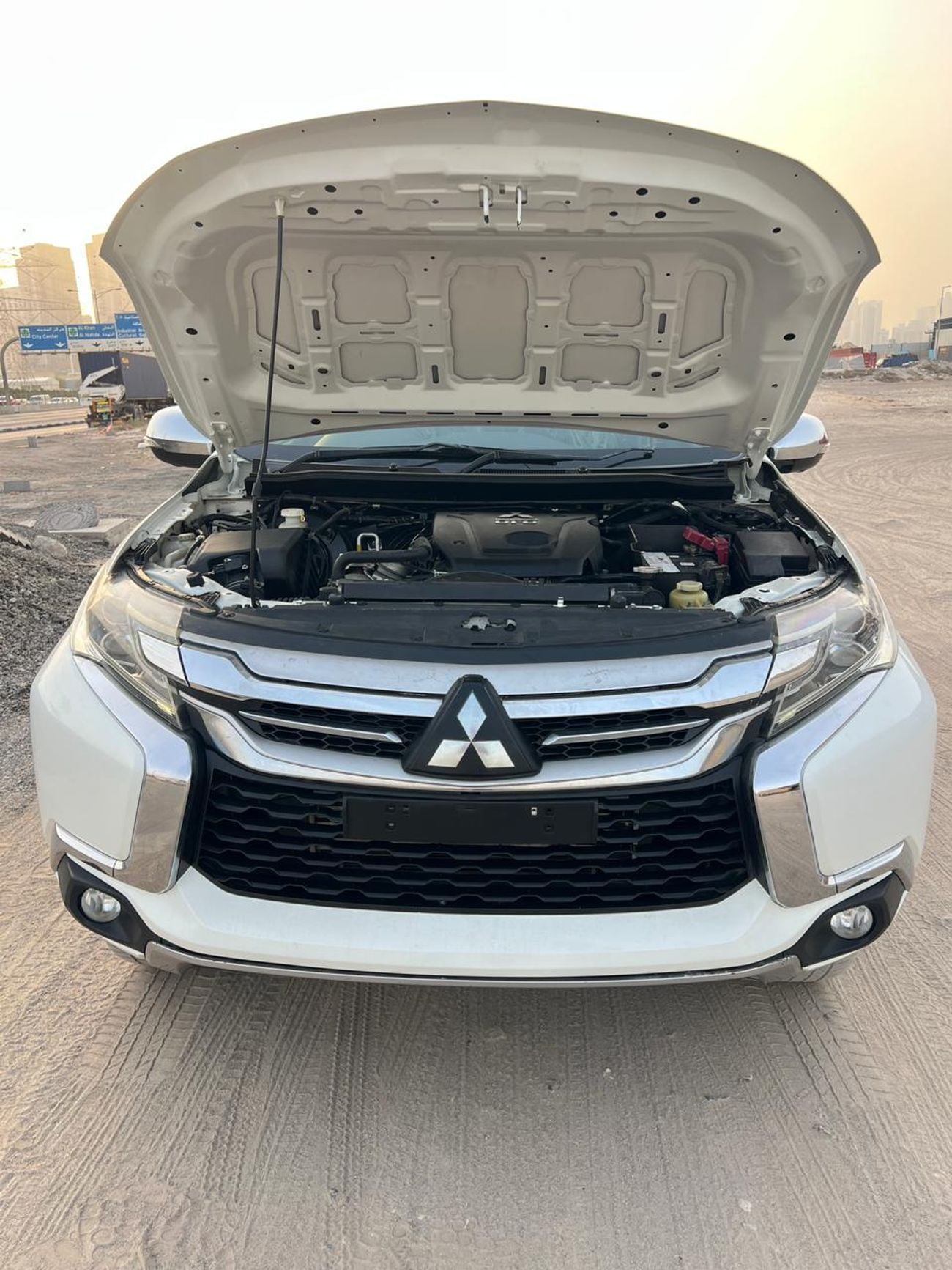 ميتسوبيشي باجيرو GLS MIDLINE diesel 2.4 liter ,right hand drive only for export available ,full options