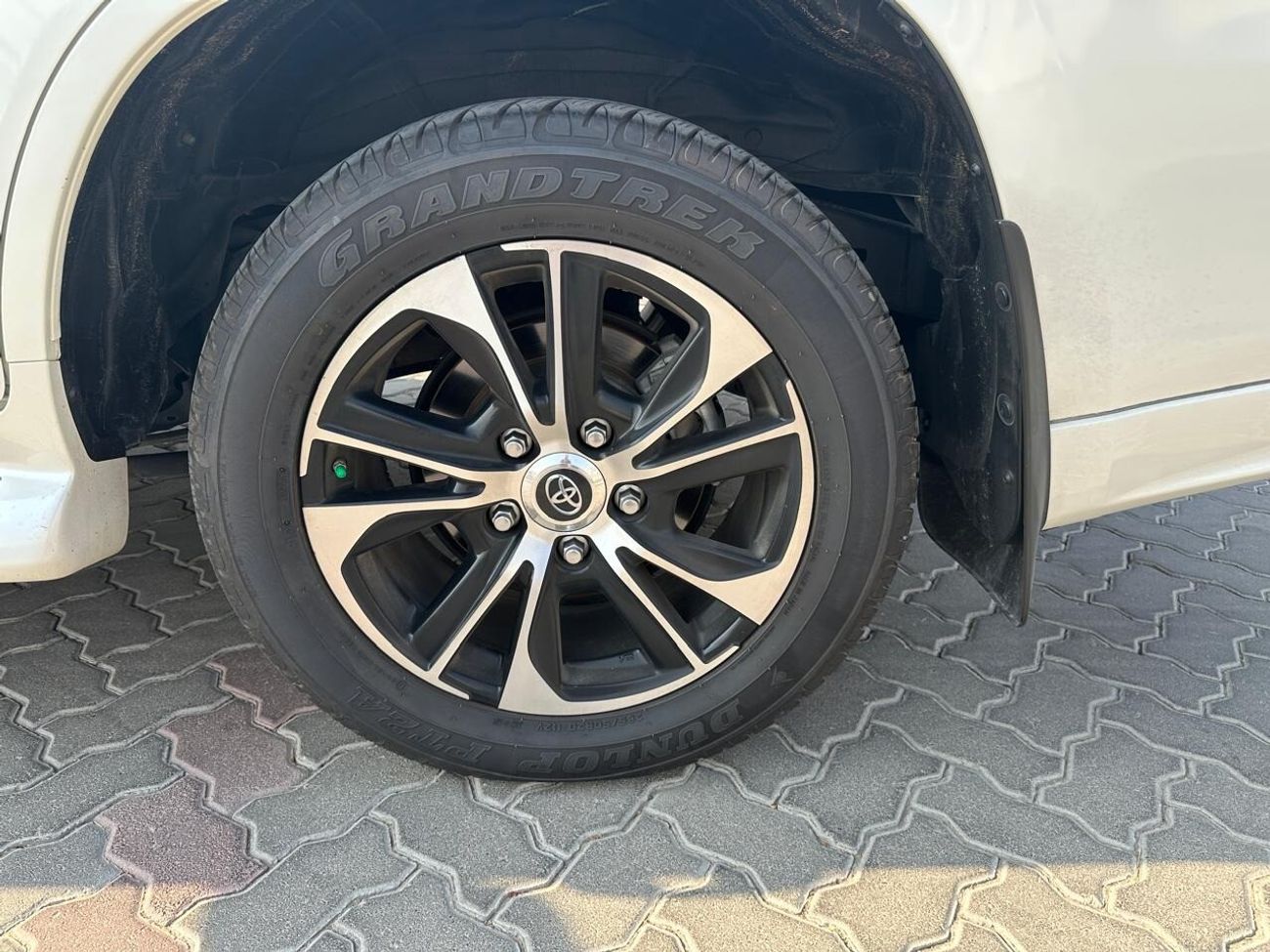 تويوتا لاند كروزر VXR 5.7L AWD