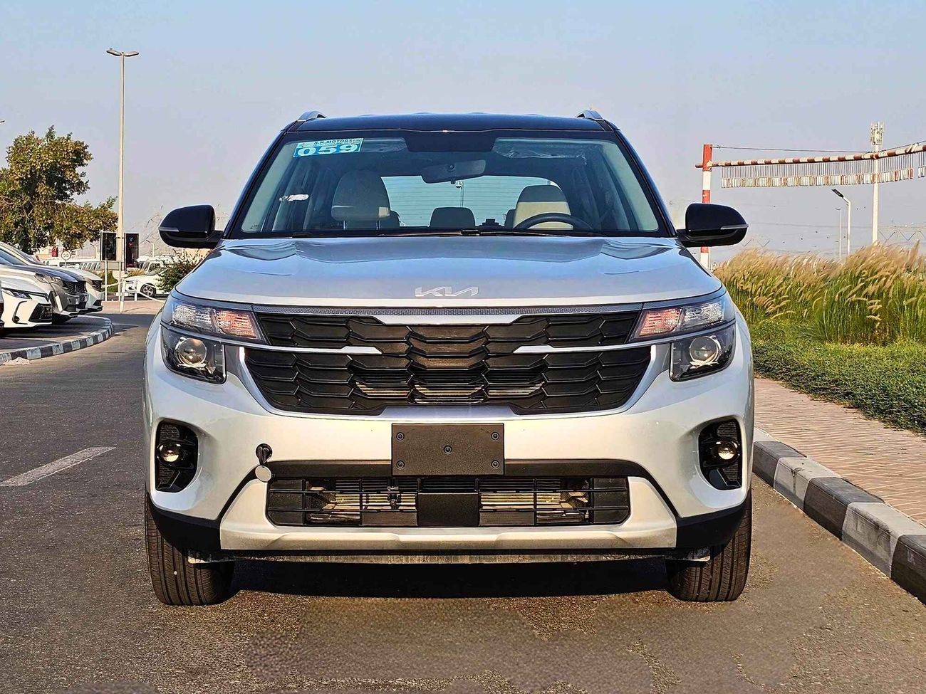 Kia Seltos DUAL TONE, 1.5L V4 PETROL, WITHOUT SUNROOF, DVD+ CAMERA (CODE # 68091)