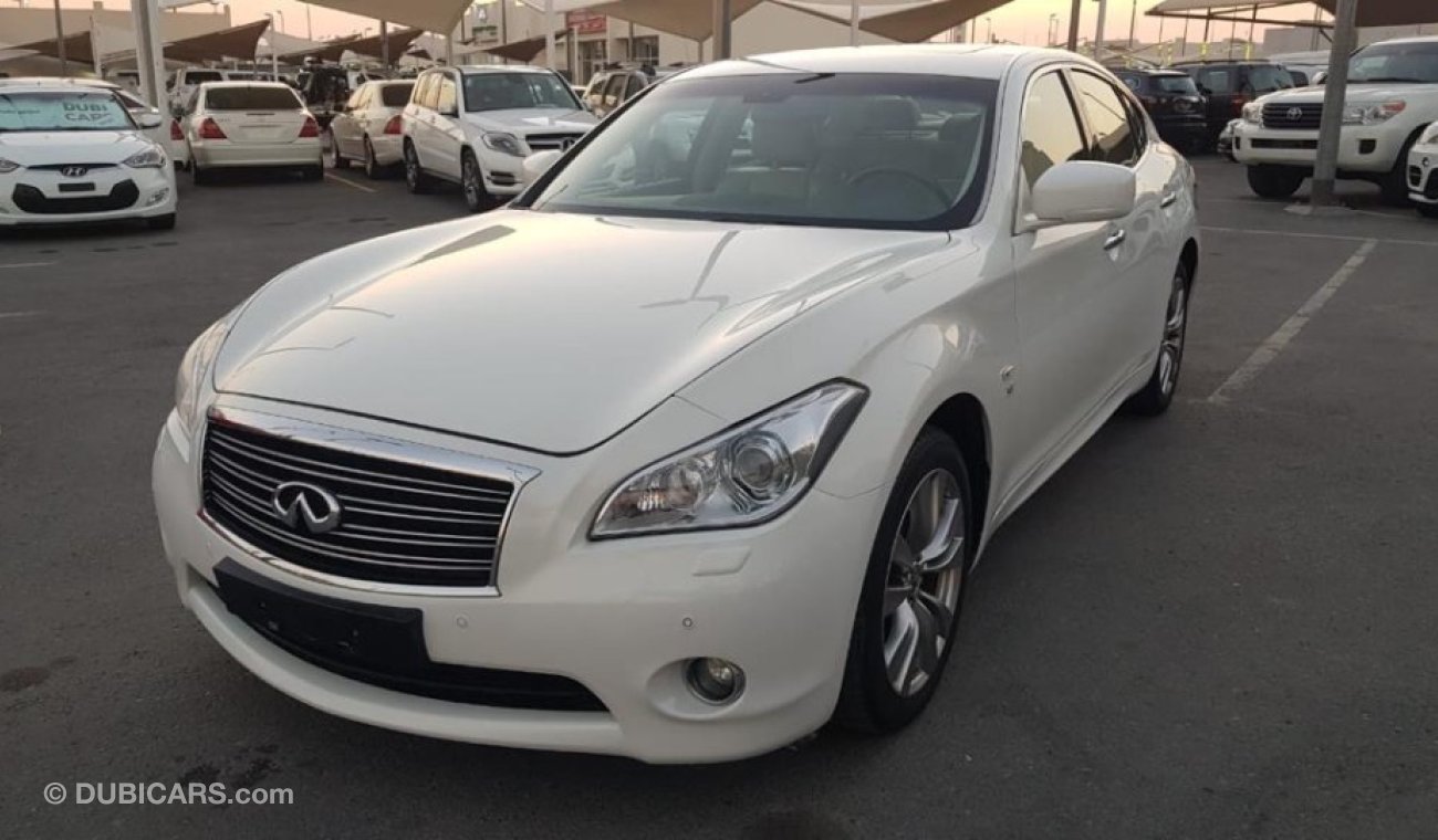 Infiniti Q70 Infinity Q70 model 2014 GCC car prefect condition full option sun roof leather seats navigation sen