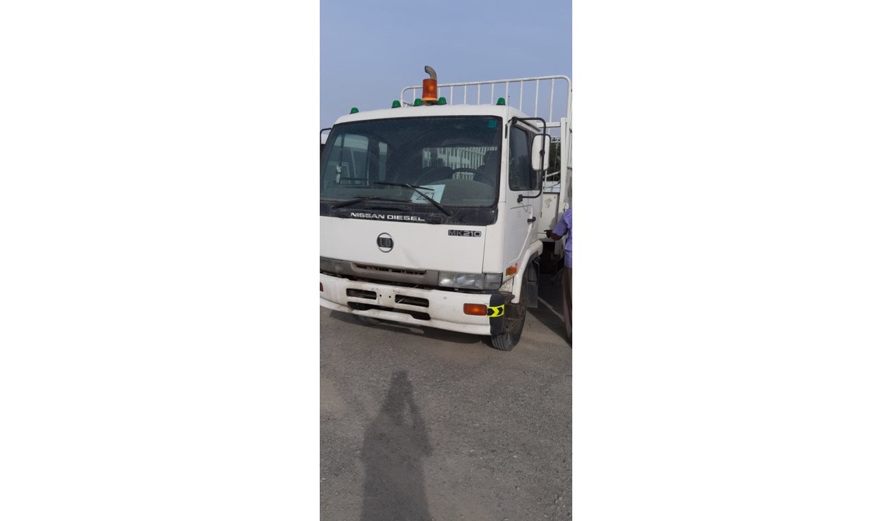 نيسان يونايتد ديزل Nissan UD 7 ton truck,Model:1998