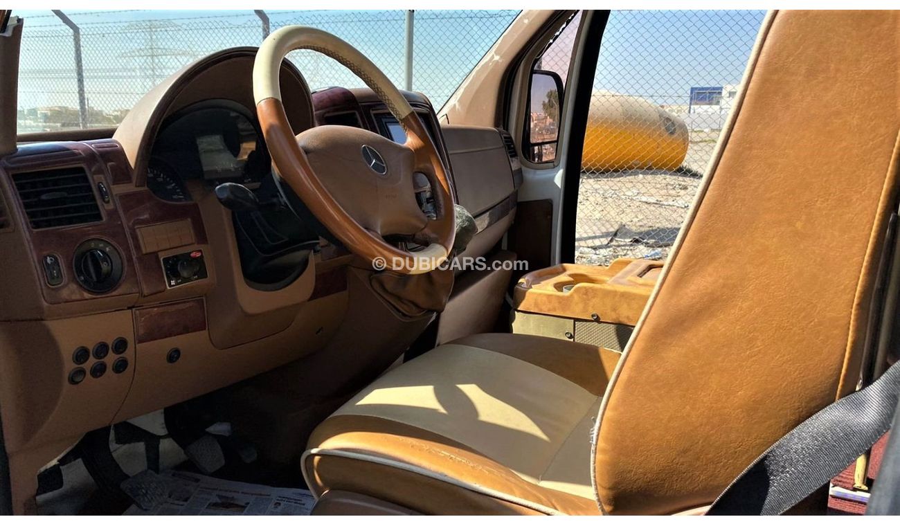 مرسيدس بنز سبرينتر باص سبرينتر 18 راكب خليجي مع ثلاجه و تلفزيون