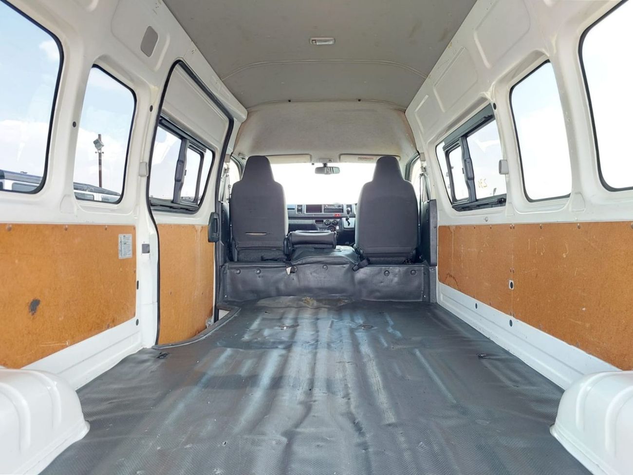 تويوتا هاياس TOYOTA HIACE VAN RHD 2015 MODEL 3.0 L DIESEL AUTOMATIC(PM15731)