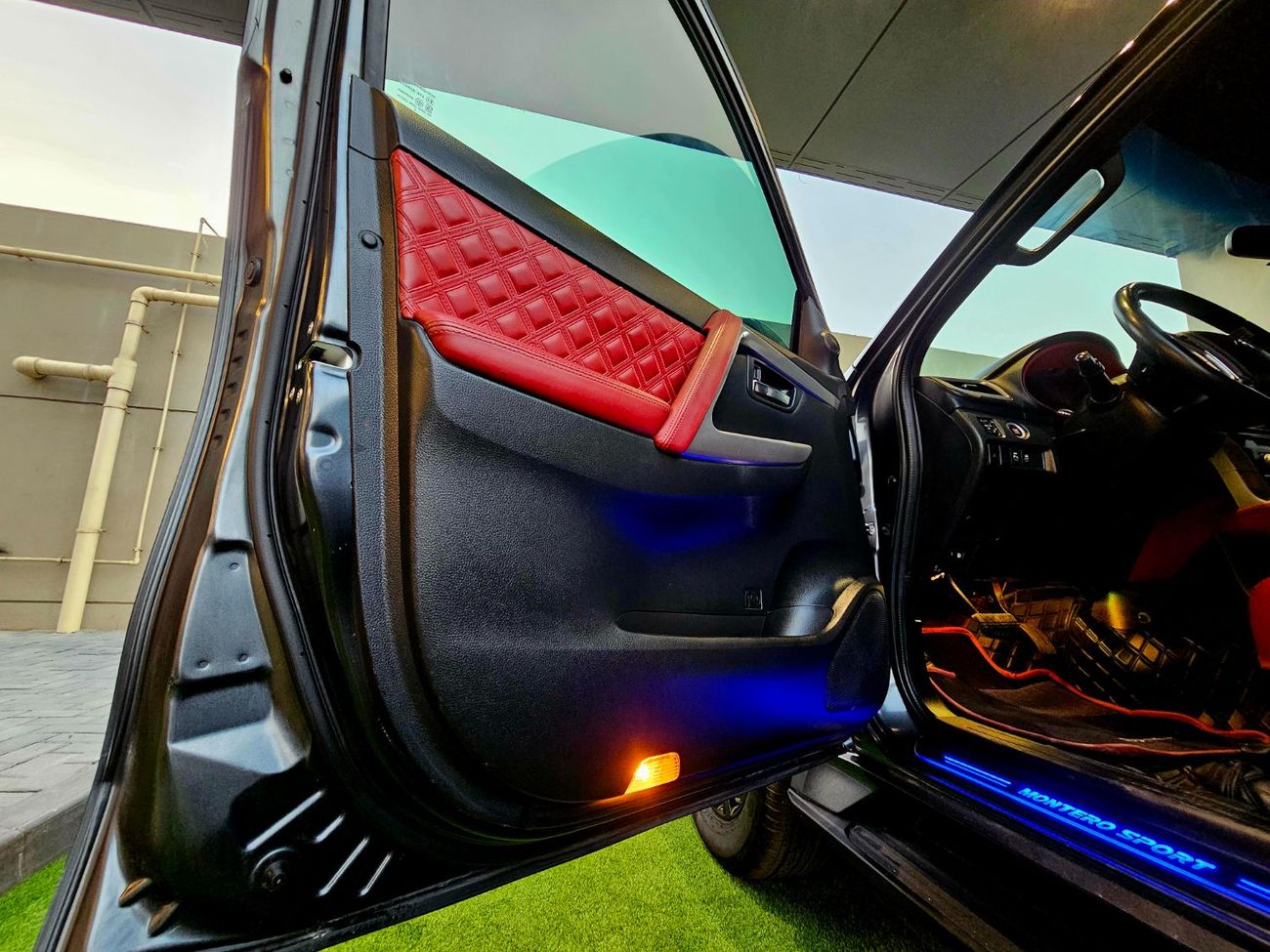 ميتسوبيشي مونتيرو سبورت SIGNATURE EDITION/ STAR LIGHTING/ RED INTERIOR/ LOW MILEAGE