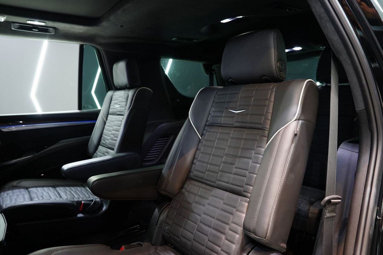 كاديلاك إسكالاد 2025 Cadillac Escalade Sport Platinum,Rear Screen,Night Vision,Power Side Steps, Dealer Warr + Serv
