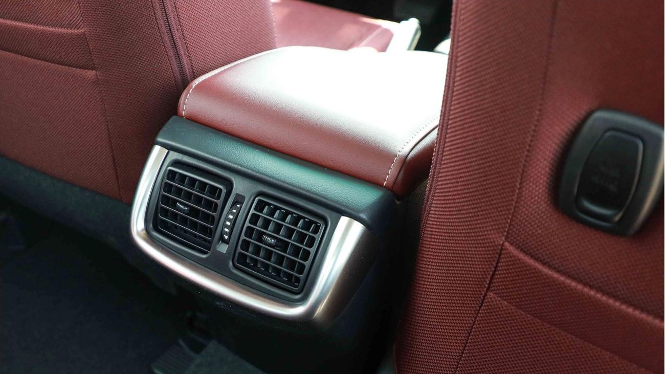 تويوتا هيلوكس 2.7L VVT‑i inline‑4 petrol (2TR‑FE), 4 door. 5 seats