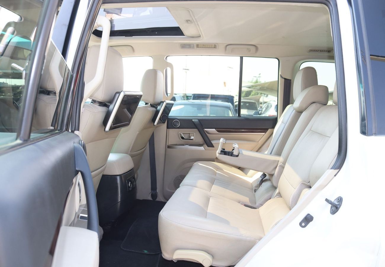 Mitsubishi Pajero GLS Highline Top 3.8L Mitsubishi Pajero 2018 GCC, accident-free, 3.8L (6) cylinder engine, 7 seats -