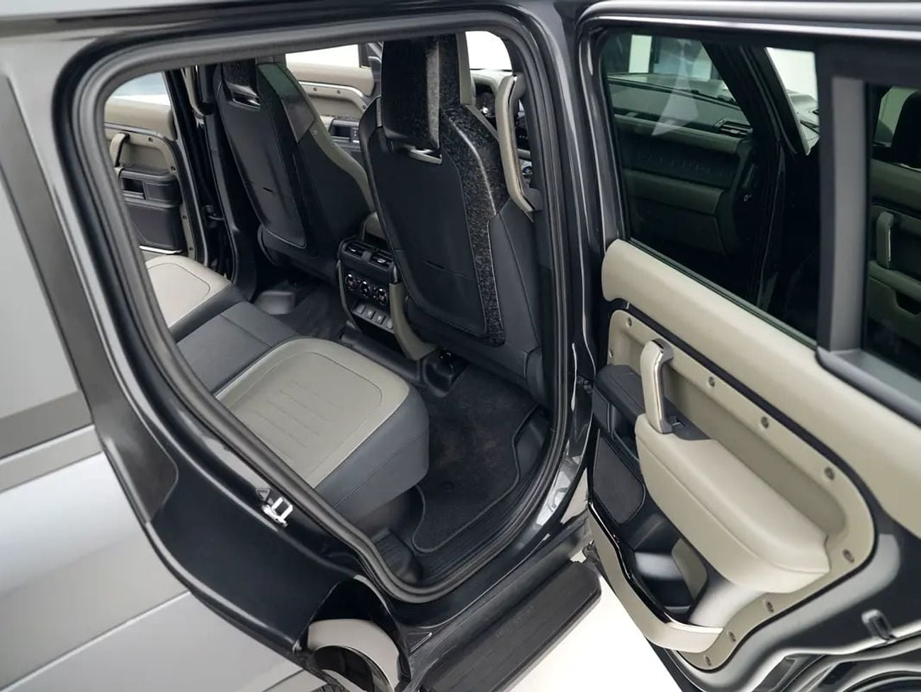 لاند روفر ديفندر 1 OF 1 URBAN AUTOMOTIVE OCTA | 4 YEAR WORLDWIDE WARRANTY | 700 BHP
