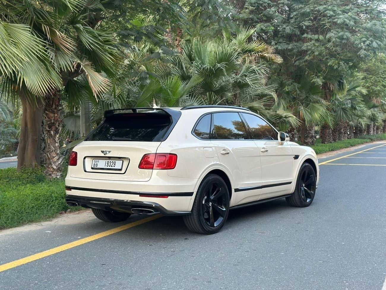 Bentley Bentayga Bentayga 4.0T 2017 Bentley Bentayga W12 Twin Turbo - GCC Spec